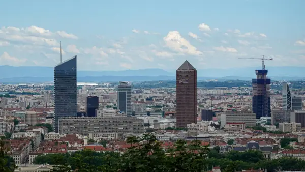 Tours de Lyon, symbolisant le nettoyage de locaux professionnel de DZ Propreté
