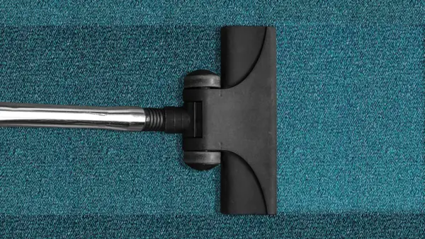 Tête d'aspirateur passant sur de la moquette