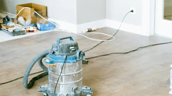 Aspirateur branché dans un local en travaux